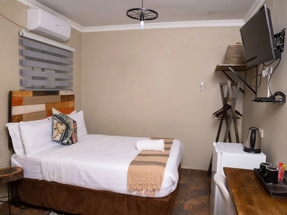 Notwane Room — photo 1 of 5