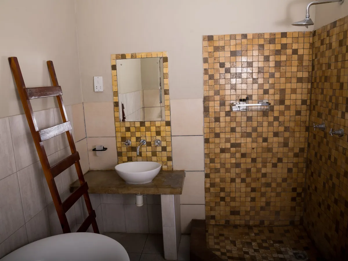 Lotsane Room — photo 11 of 15