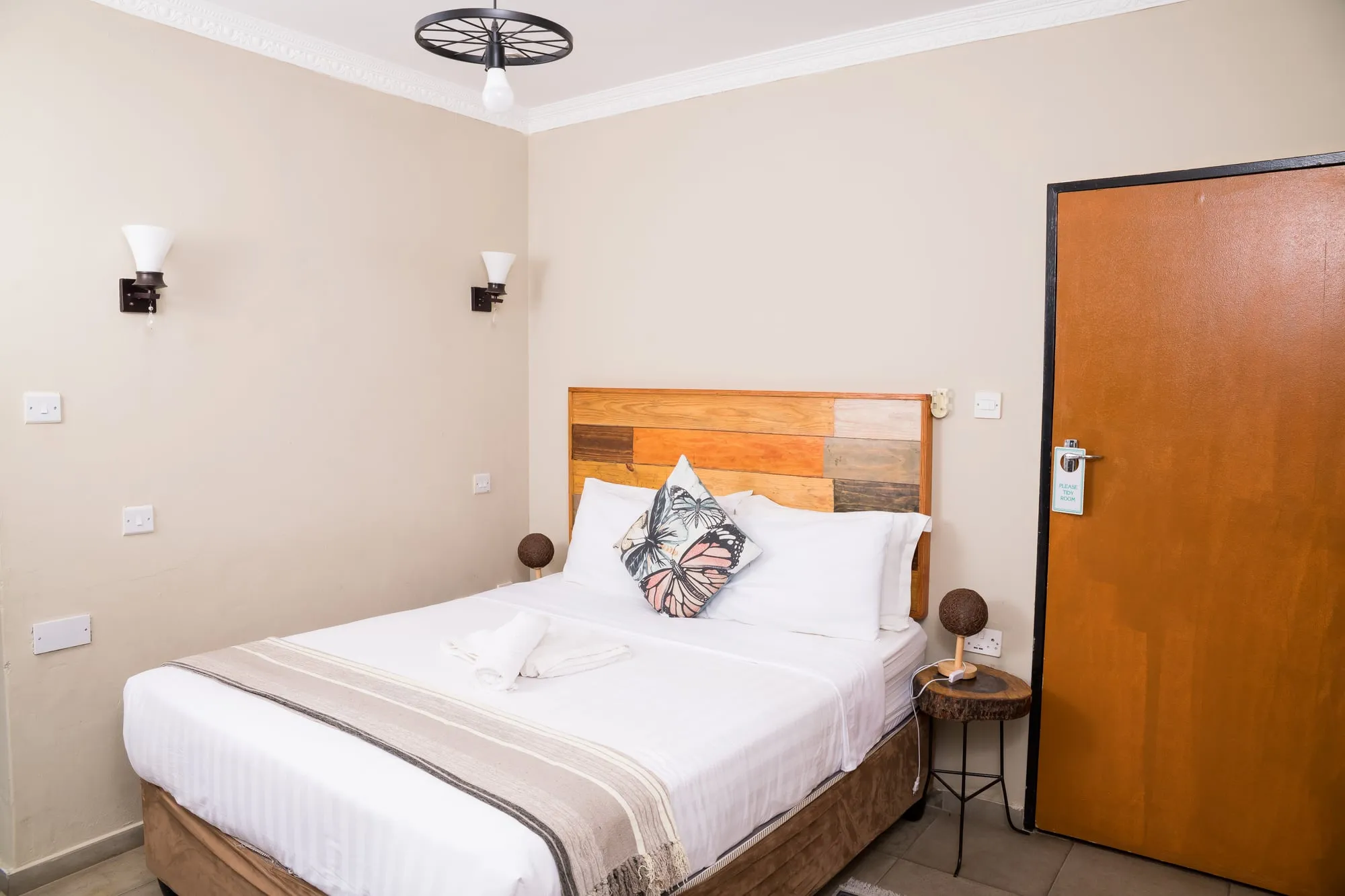 Lotsane Room — photo 2 of 15