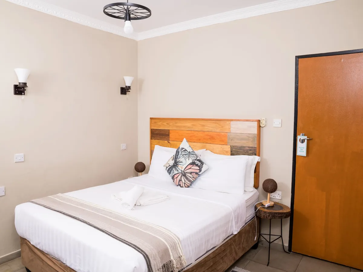 Lotsane Room — photo 2 of 15