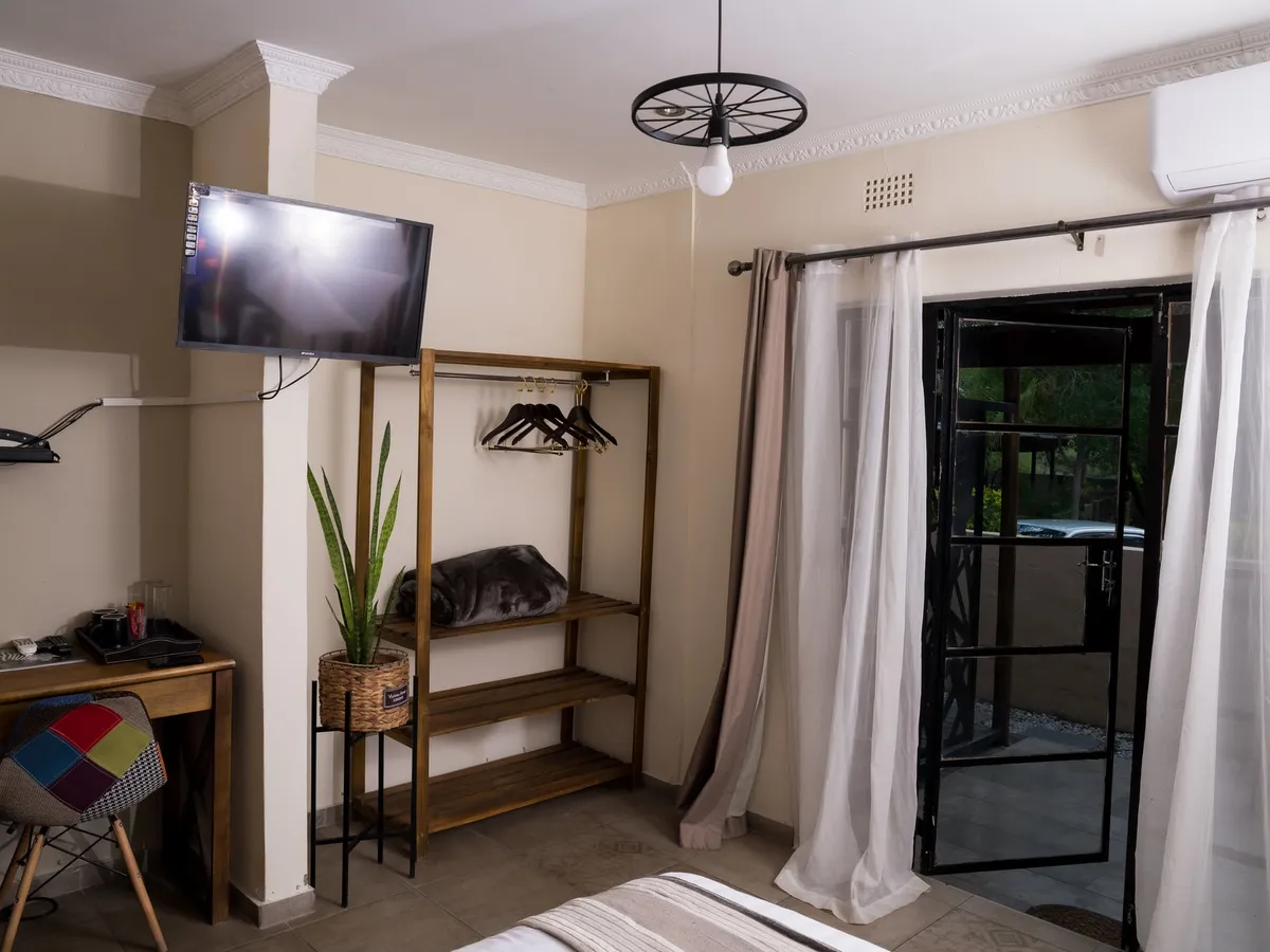 Lotsane Room — photo 4 of 15