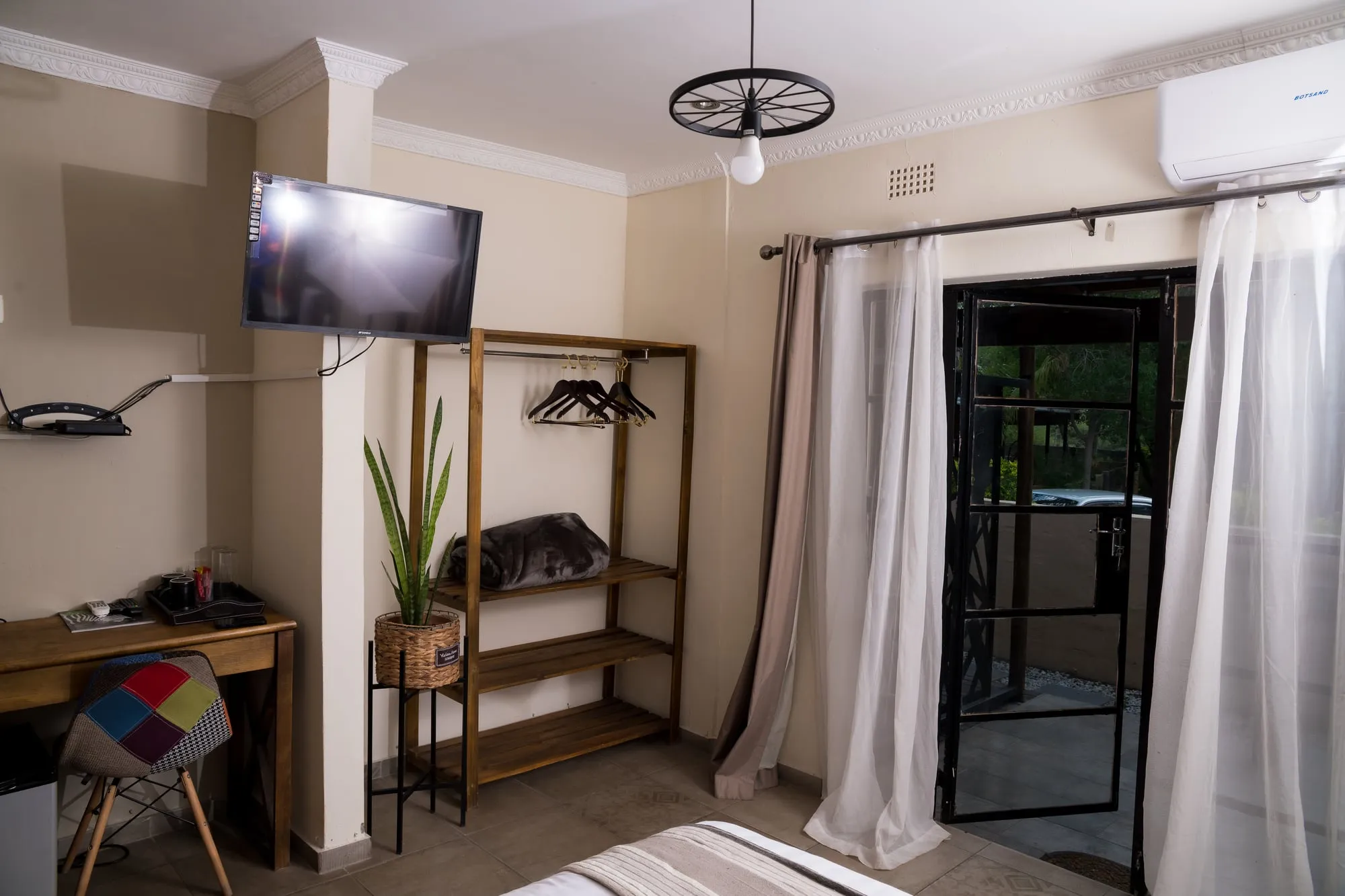 Lotsane Room — photo 4 of 15