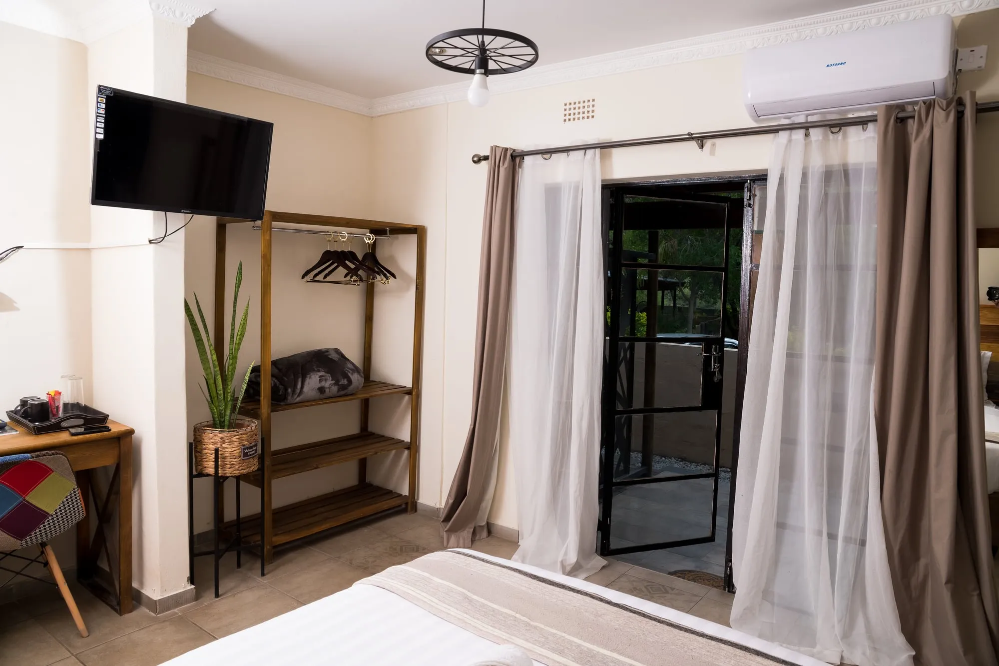 Lotsane Room — photo 5 of 15