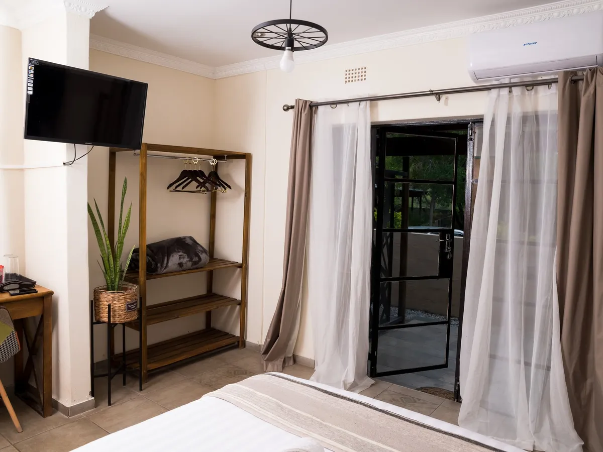 Lotsane Room — photo 5 of 15