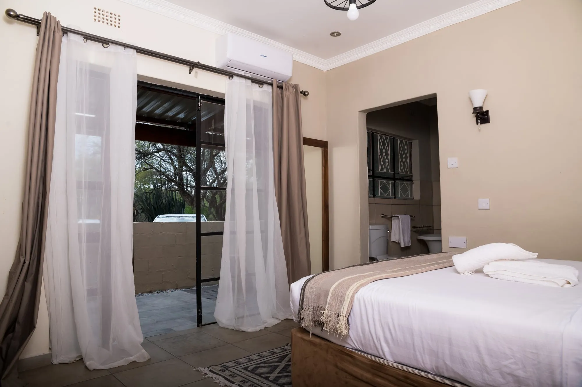 Lotsane Room — photo 6 of 15