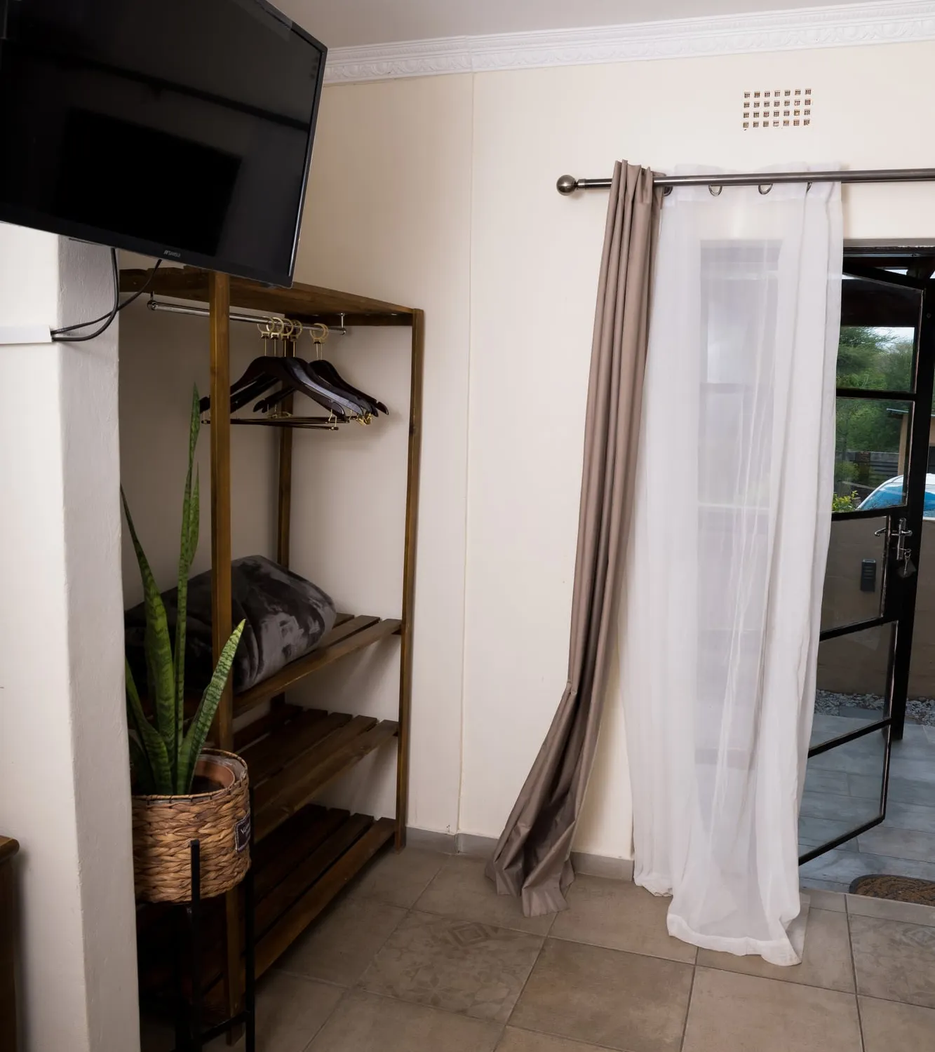 Lotsane Room — photo 8 of 15
